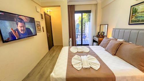Double Room with Pool View image 5