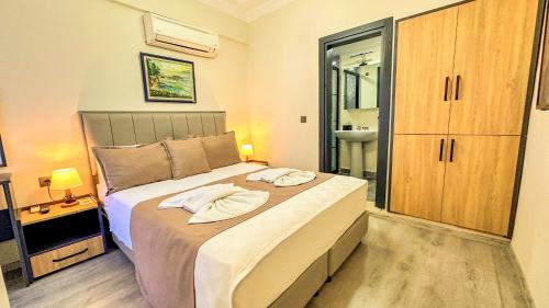 Double Room with Pool View image 7
