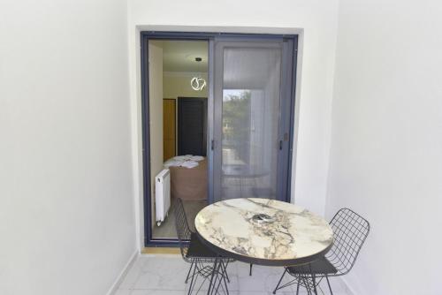 Double Room with Pool View image 2