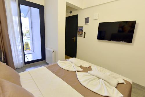 Double Room with Pool View image 4