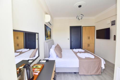 Deluxe Double Room with Sea View image 5