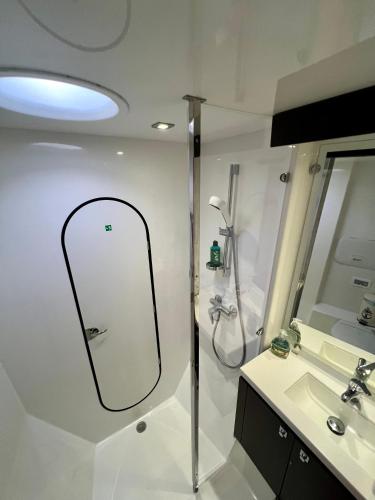 Floatinn Boat-BnB - image 4