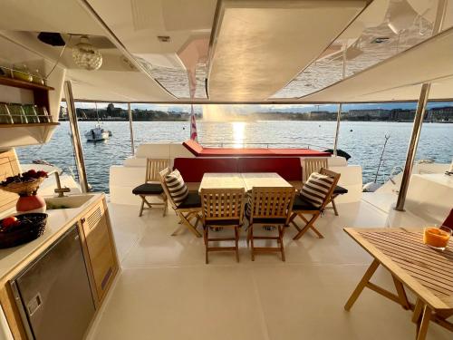 Floatinn Boat-BnB in Genf, Schweiz