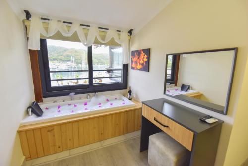 King Suite with Sea View image 10