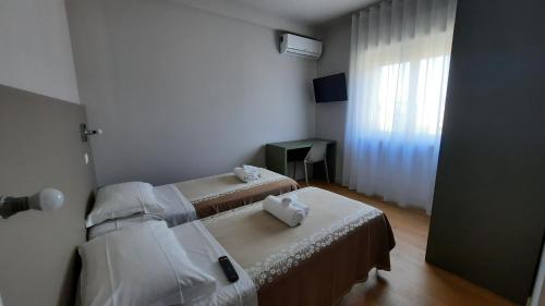 Two Connecting Double Rooms image 1