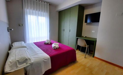 Double or Twin Room image 5
