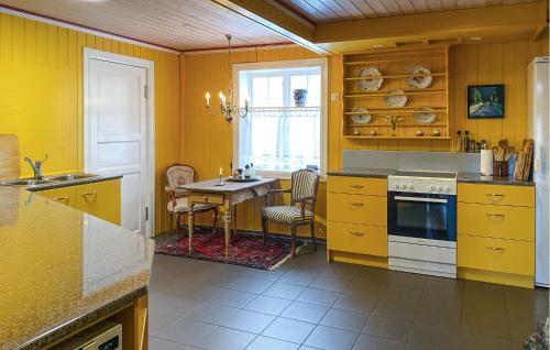 مطبخ, Nice Home In Stårheim With Wifi (Nice Home In Starheim With Wifi) in ستالهييم