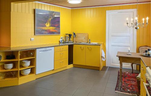 مطبخ, Nice Home In Stårheim With Wifi (Nice Home In Starheim With Wifi) in ستالهييم