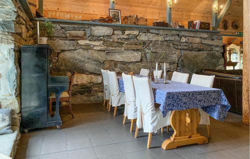 Nice Home In Stårheim With Wifi