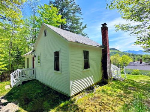 11G Quintessential New England Cottage with Fantastic Views Pool gym passes in Sugar Hill