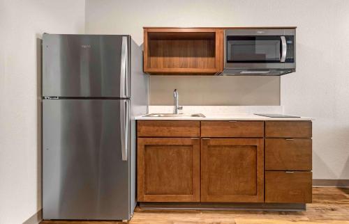 Kitchen, Extended Stay America Suites - Tampa - Casino Area in East Lake - Orient Park