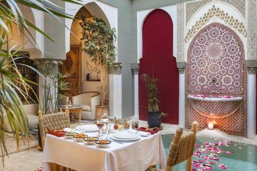 Riad LOU, 5 bedrooms, private 12 p, pool, hammam