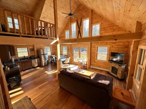 18HA Log home close to Franconia Notch privacy fire pit wifi pool gym passes in Sugar Hill