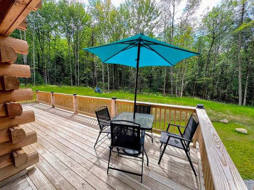 18HA Log home close to Franconia Notch privacy fire pit wifi pool gym passes in Sugar Hill