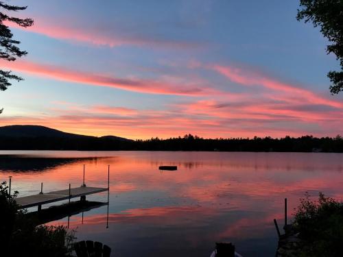 91WR Lake vibes and views at this waterfront home in the White Mountains - image 7