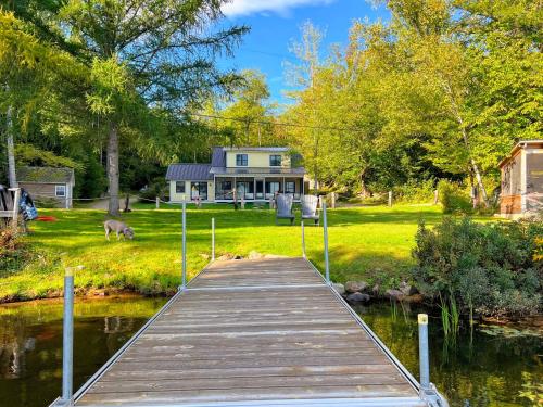91WR Lake vibes and views at this waterfront home in the White Mountains - image 2
