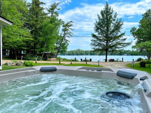 91WR Lake vibes and views at this waterfront home in the White Mountains in ไวท์ฟิลด์ (NH)