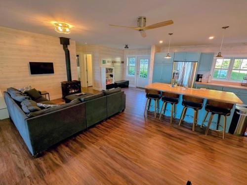 91WR Lake vibes and views at this waterfront home in the White Mountains in ไวท์ฟิลด์ (NH)