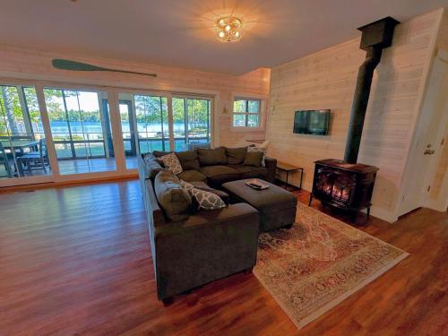 91WR Lake vibes and views at this waterfront home in the White Mountains - image 10