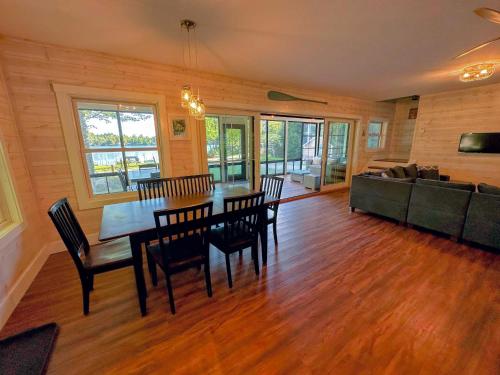 91WR Lake vibes and views at this waterfront home in the White Mountains in ไวท์ฟิลด์ (NH)