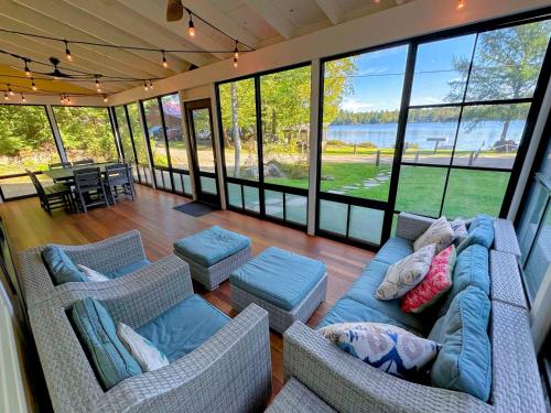 91WR Lake vibes and views at this waterfront home in the White Mountains in ไวท์ฟิลด์ (NH)
