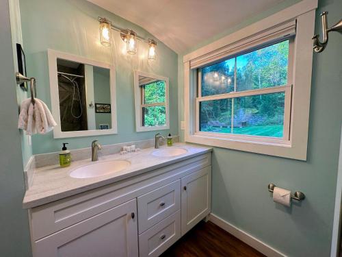 91WR Lake vibes and views at this waterfront home in the White Mountains - main image