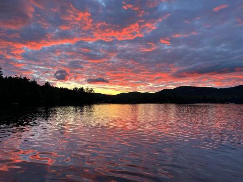 91WR Lake vibes and views at this waterfront home in the White Mountains - image 13
