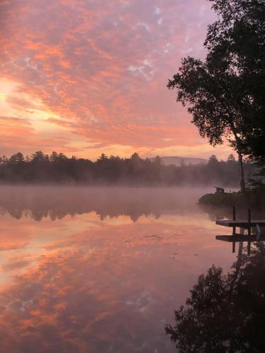 91WR Lake vibes and views at this waterfront home in the White Mountains - image 4