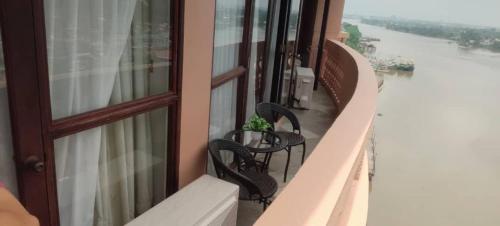 Riverbank Suites - River View Level 11, Sleeps 7 Riverbank Suites - River View Level 11, Sleeps 7