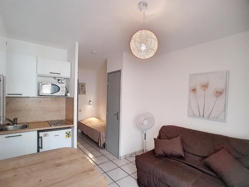 Studio rénové avec balcon, proche des Thermes de Lamalou, animaux acceptés, parking gratuit. - FR-1-451-131