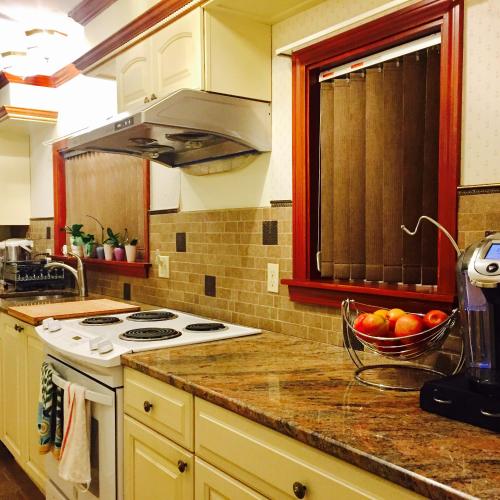 Konyha, Homey 3-Bedroom 1 bathroom Apartment Near Harvard SQ & MIT in Nyugat-Cambridge