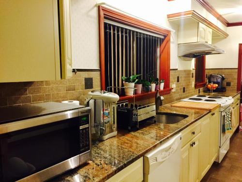 Konyha, Homey 3-Bedroom 1 bathroom Apartment Near Harvard SQ & MIT in Nyugat-Cambridge