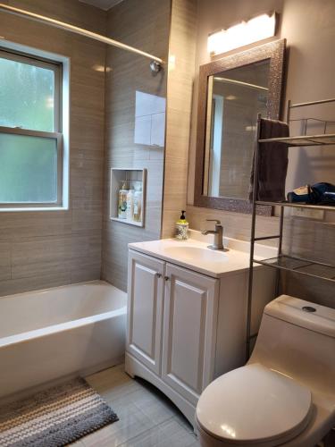 Fürdőszoba, Homey 3-Bedroom 1 bathroom Apartment Near Harvard SQ & MIT in Nyugat-Cambridge