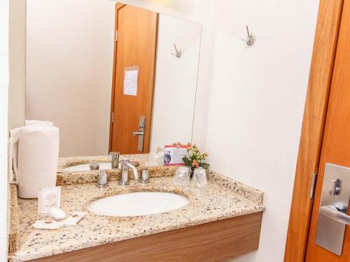 Hotel 10 Palmas Hotel 10 Palmas is conveniently located in the popular Palmas area. The property offers a wide range of amenities and perks to ensure you have a great time. Service-minded staff will welcome and guide