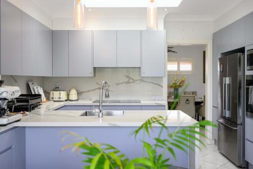 Maroubra Gem Close to Beach Sleep 16 in Maroubra