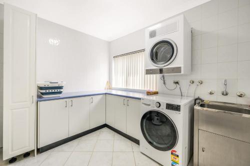 Maroubra Gem Close to Beach Sleep 16 - image 3