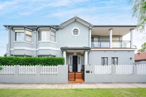 Maroubra Gem Close to Beach Sleep 16 in Maroubra