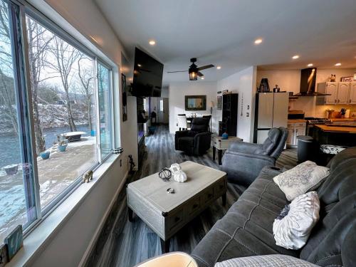 37PA Superbly appointed riverfront home in LIttleton Skiing hiking firepit wif in ลิตเทิลตัน (NH)