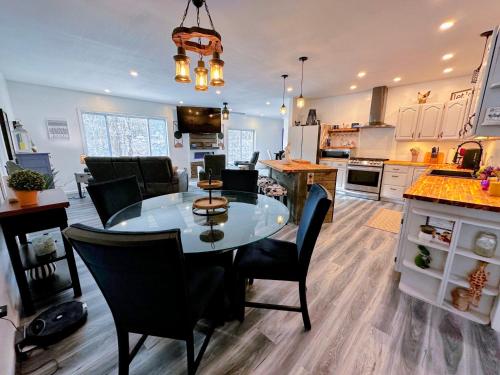 37PA Superbly appointed riverfront home in LIttleton Skiing hiking firepit wif in ลิตเทิลตัน (NH)