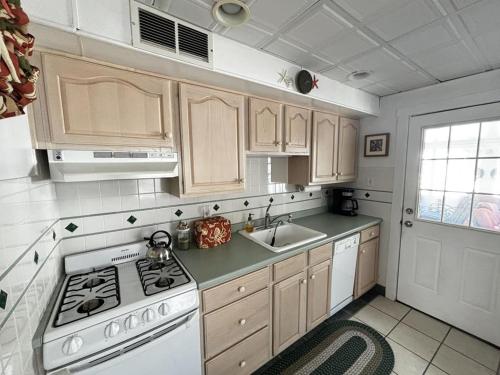 Single Family Ocean Block Ship Bottom Wifi Private Fenced In Yard - image 9
