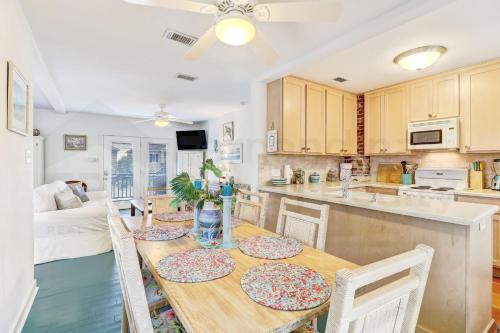 Vintage Home w Fire Pit in Fernandina Beach, USA