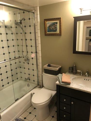 Bathroom, Charming in law Inner Sunset at UCSF near San Francisco Zoo