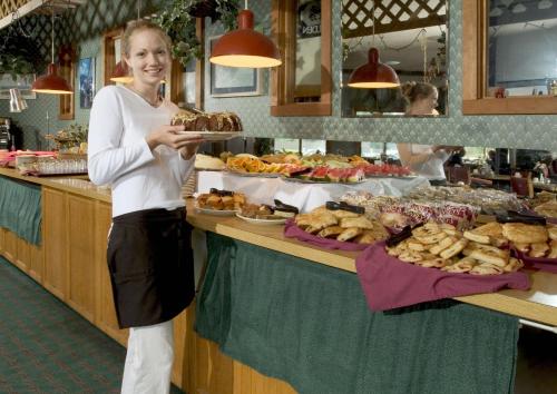 餐廳, 海軍準將旅館 (Commodores Inn) in 斯托