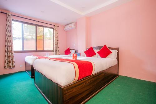 Deluxe  room in OYO 137 Hotel Pranisha Inn