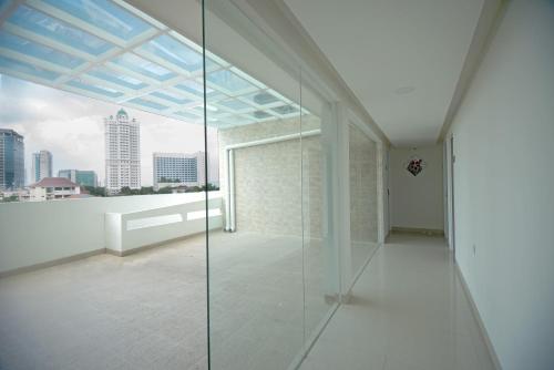 Hol, Flagship 101 Apple Platinum in Jakarta