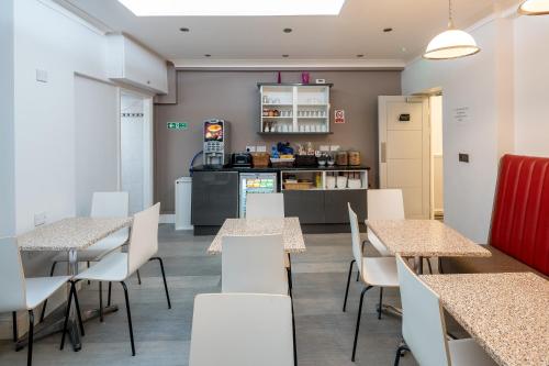 OYO Bakers Hotel - image 12