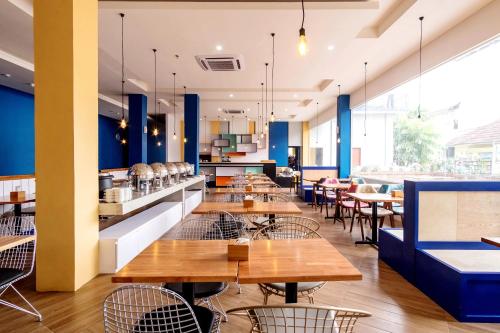 Ravintola, Townhouse Oak Medan near Universitas Sumatera Utara formerly Raz Residence in Medan