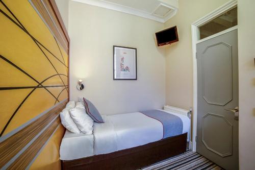 OYO Vegas Hotel - image 12