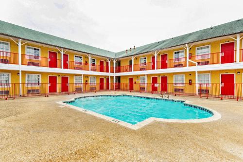 泳池, OYO聖安東尼奧拉克蘭酒店-近海洋世界 (OYO Hotel San Antonio Lackland near Seaworld) in 拉克蘭
