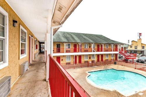 Erkély/terasz, OYO Hotel San Antonio Lackland near Seaworld in Lackland